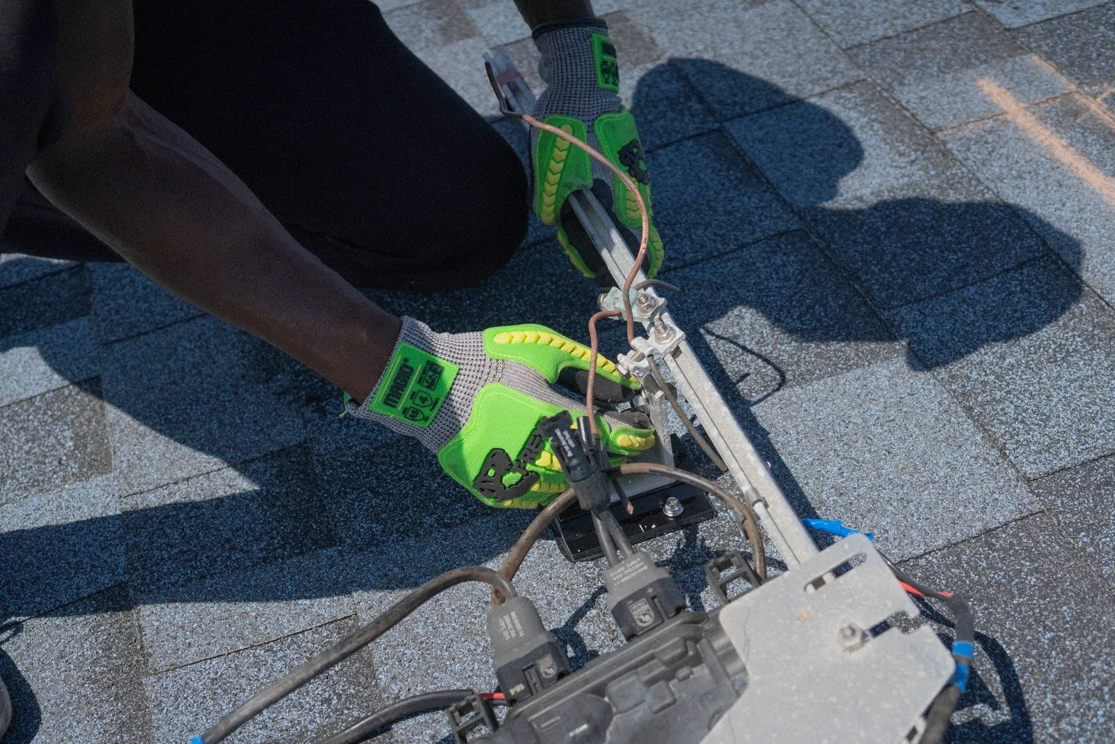 Technicien installant un équipement sur une toiture en ardoise